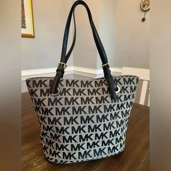 Michael Kors tote + pouch/wristlet - Picture 2 of 16